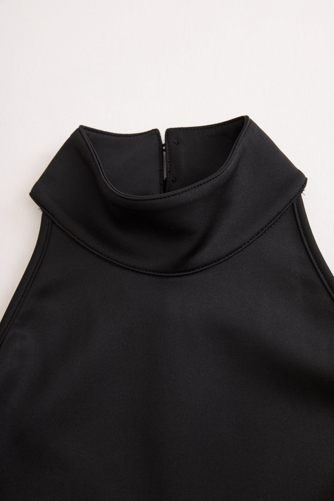 Olivia Bennet | Black and White High-Neck Midi Crepe Dress