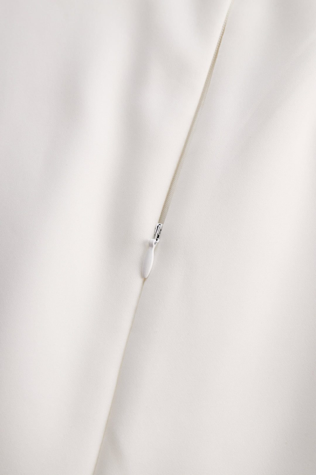 Olivia Bennet | White Keyhole Pencil Stretch Dress
