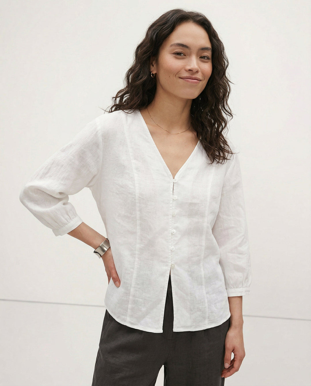 Olivia Bennet | Fitted V-Neck Linen Blouse