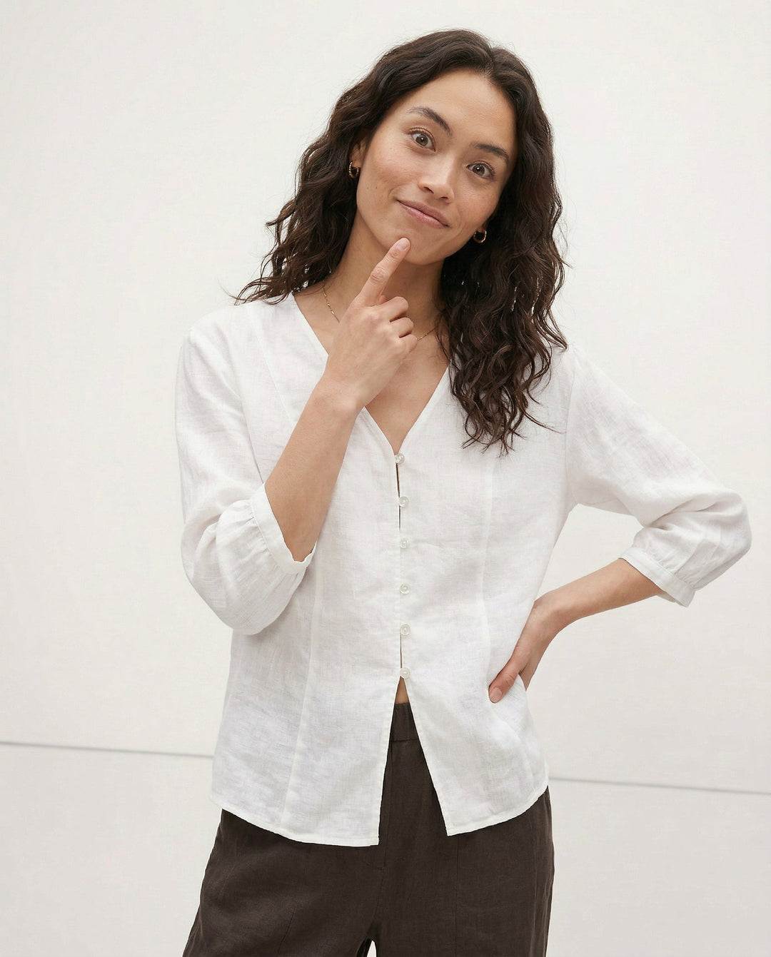 Olivia Bennet | Fitted V-Neck Linen Blouse