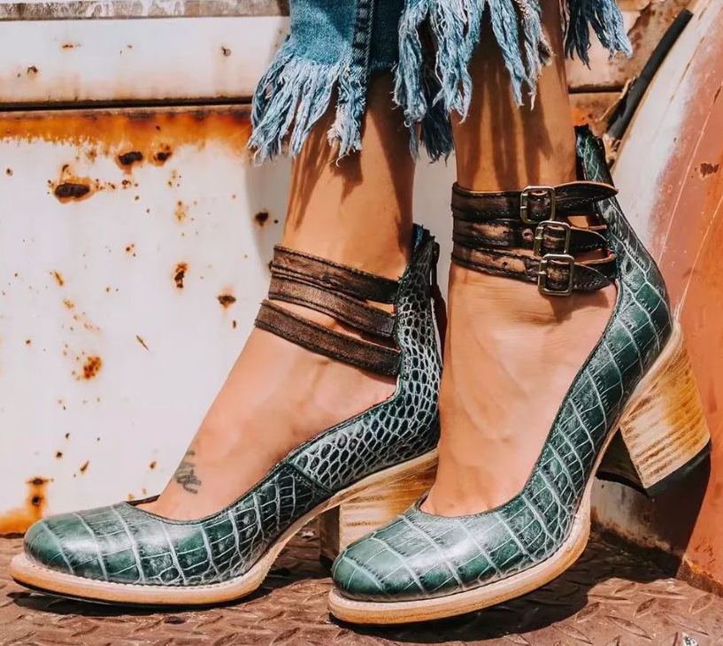 VINTAGE LEATHER STRAP HEELS