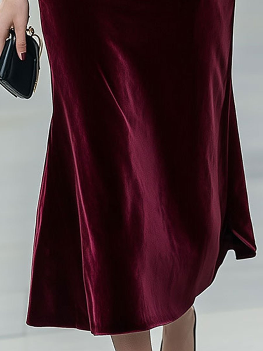 Olivia Bennet | Midnight Long-Sleeve Gold-Trim Velvet Dress